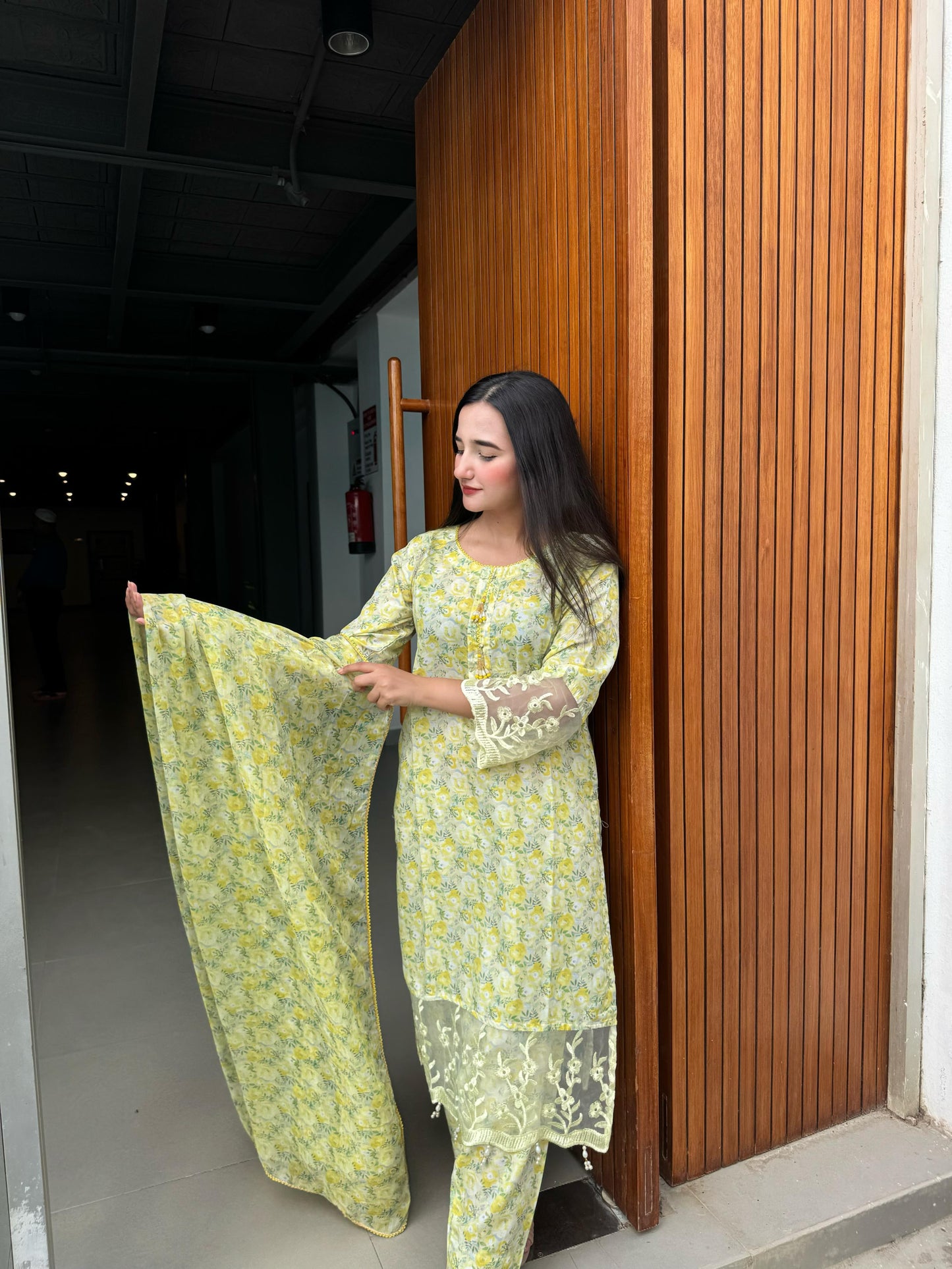 SAJNI - LIME FLORAL IMPRESSION